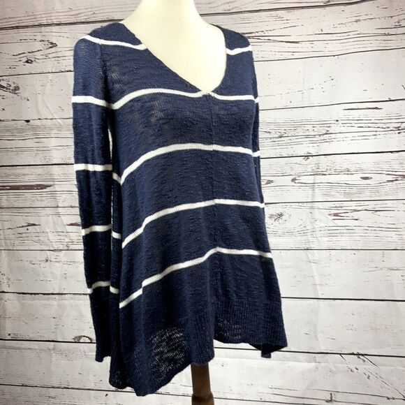 CHARLOTTE Russe Oversized V-Neck Sweater - Picture 2 of 3